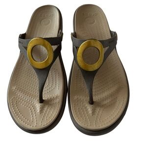 CROCS SANRAH GOLD CIRCLE TOE POST SANDALS SIZE 10